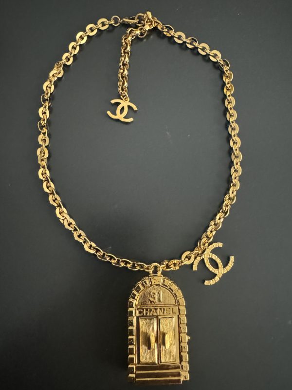 CHANEL NECKLACE.