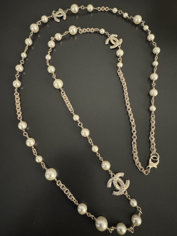 CHANEL LONG NECKLACE WITH PEARLS