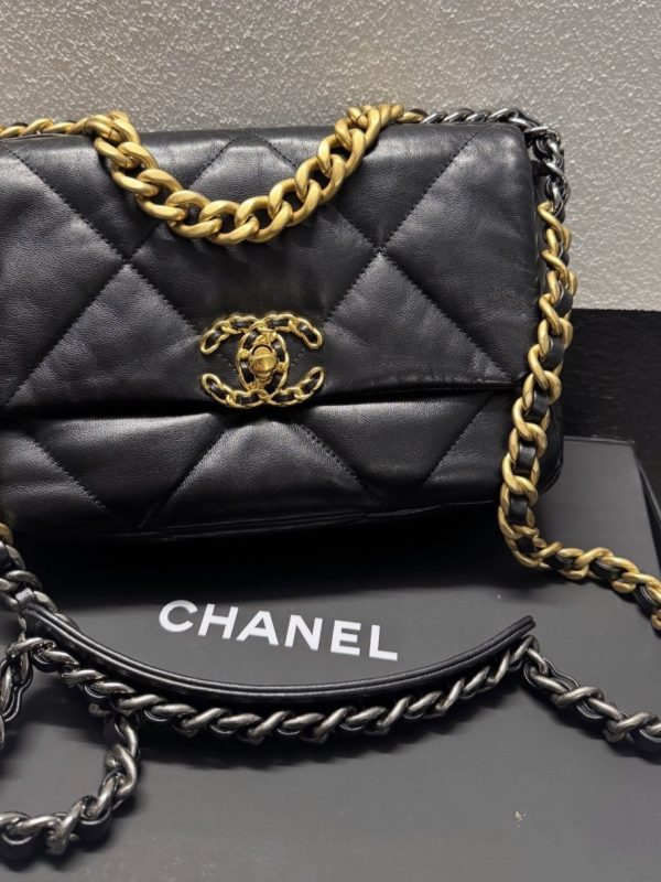 CHANEL 19 SMALL BLACK